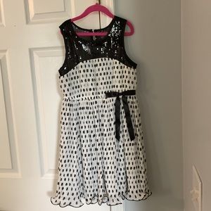 Just stunning!  Size 10 , 100% polyester. Dress by Bonnie Jean. Black and white.